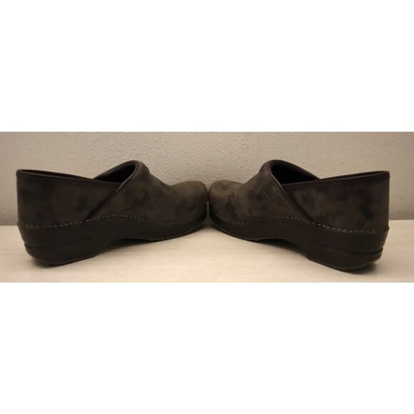 Dansko 106-989878 Women's Sz 9.5-10M Professional Camo Suede Nursing Clogs - Picture 14 of 16